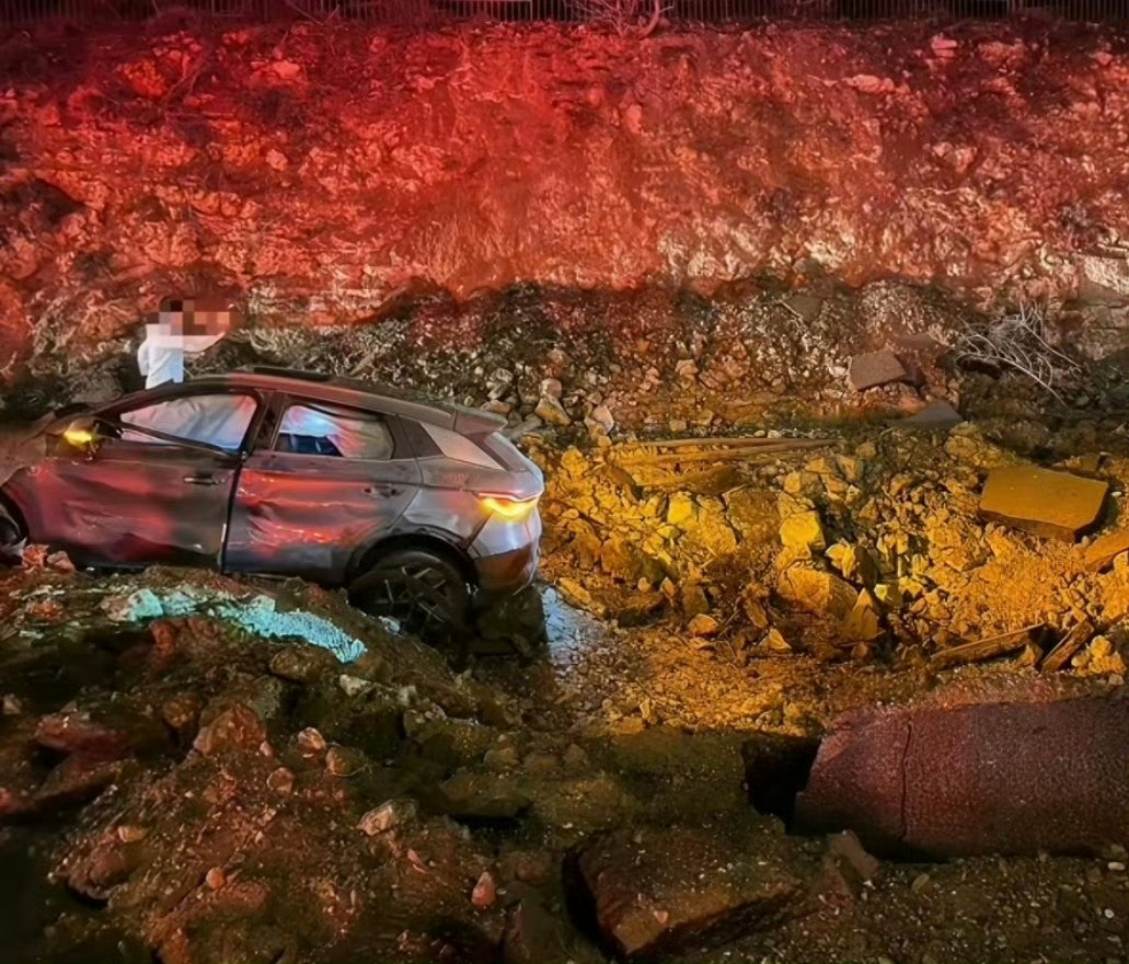 比亚迪元plus贴身挨了一发导弹 应该是被炸飞过，然后落下来了。 