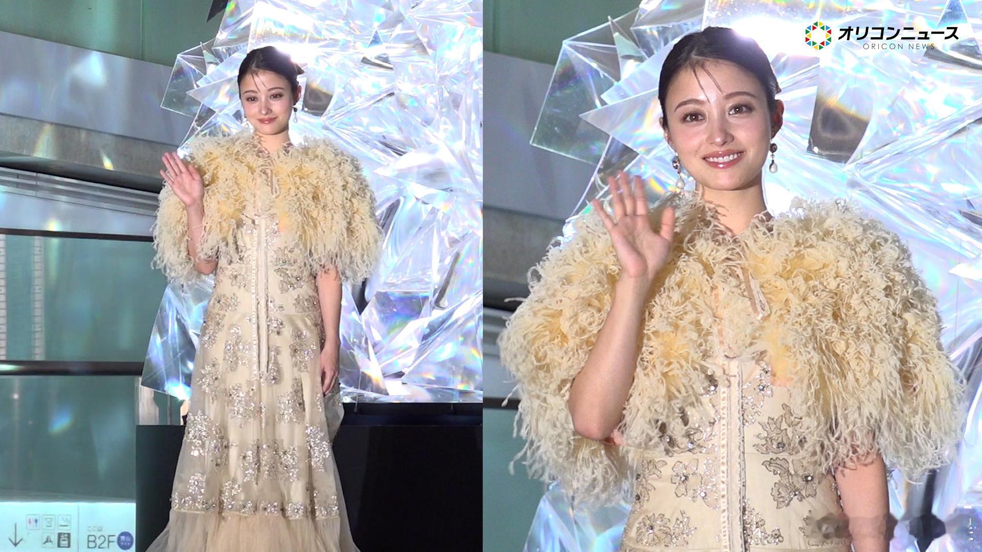 桥本环奈出席了表参道之秋圣诞树2025点灯式。 