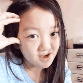 李亚鹏大女儿李嫣从“丑小鸭”变成“白天鹅”了！当看到她这一组嫣然基金活动现场的抓