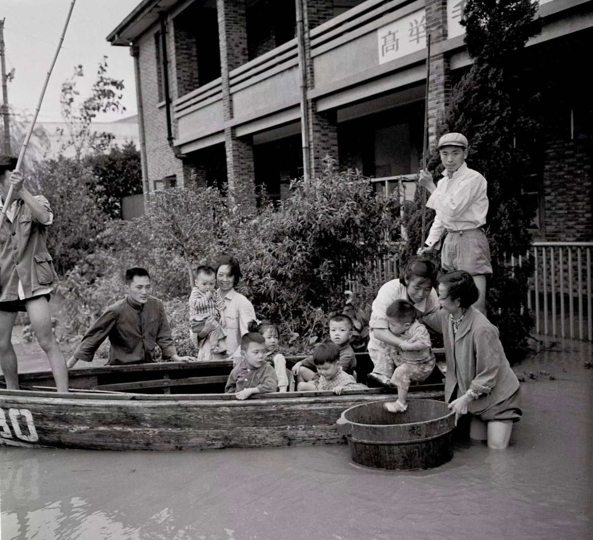 【纪实摄影】1962年9月，上海，暴雨后的曹阳新村居民。老照片