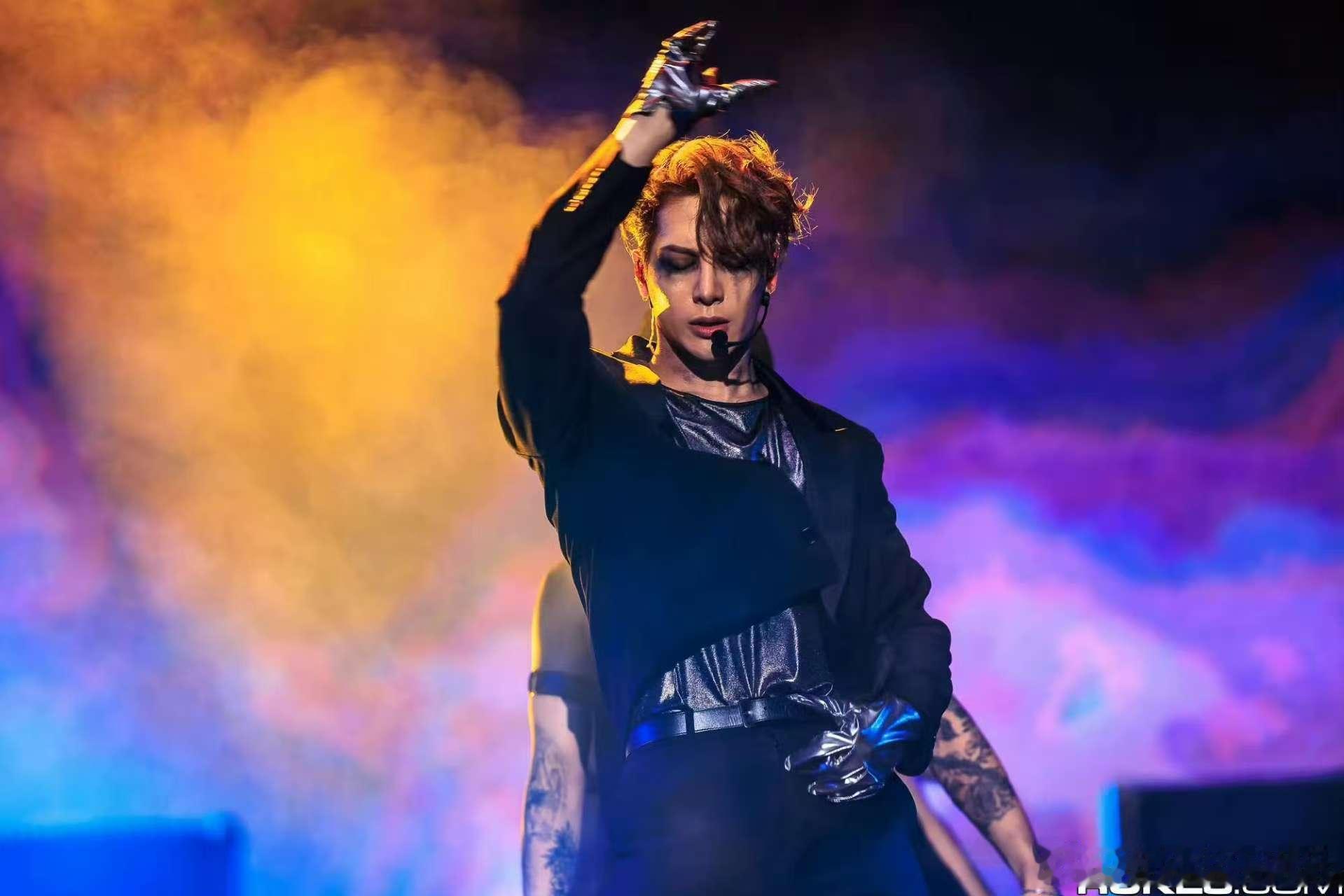 王嘉尔这是跨年还是科切拉 他的跨年表演将经典与创新完美结合，既有耳熟能详的曲目也