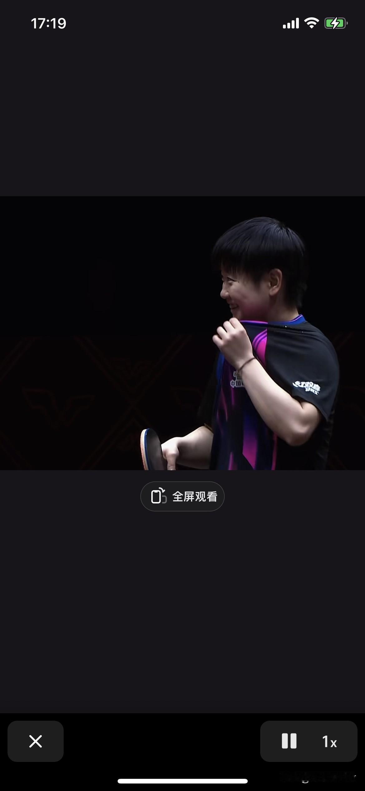 小石头林诗栋把王楚钦孙颖莎都逗笑了。
小石头那个球擦边上桌了，裁判以为没上桌给说