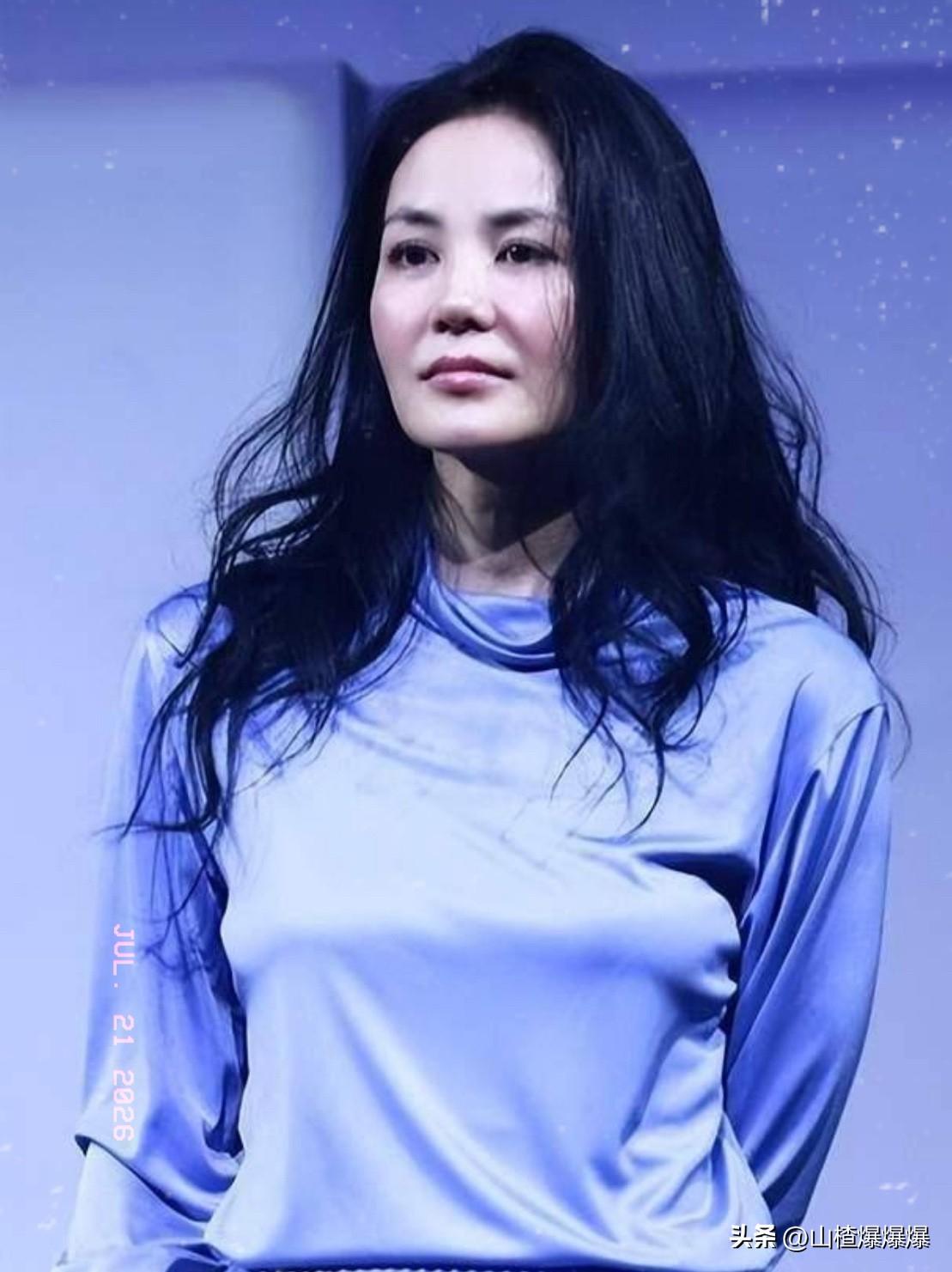 王菲估计都懵了，
意外被推上了舆论的风口浪尖，
这次不是因为她的音乐作品，而是因