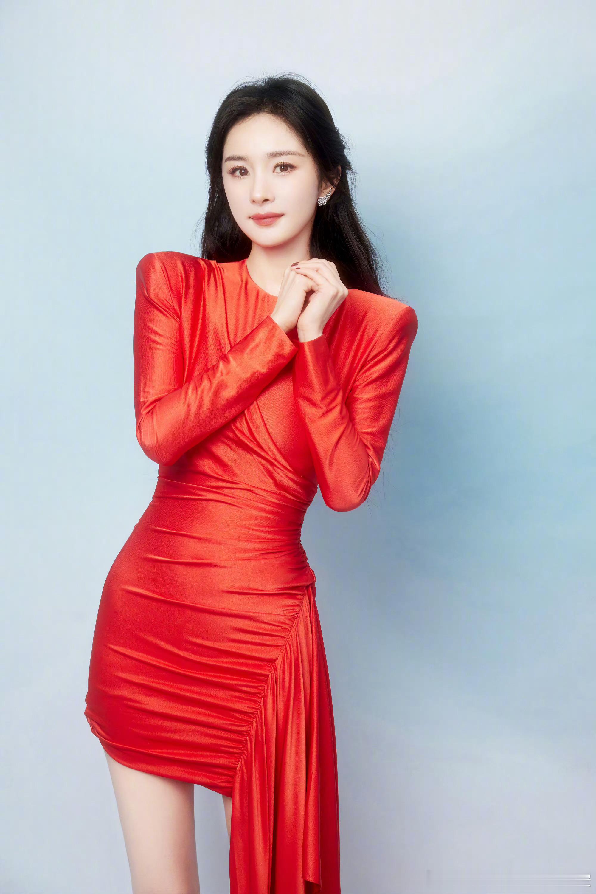 杨幂  🦊杨幂君乐宝奶粉全球品牌代言人南方的湿气萦绕在房间，父母又在耳边碎碎念