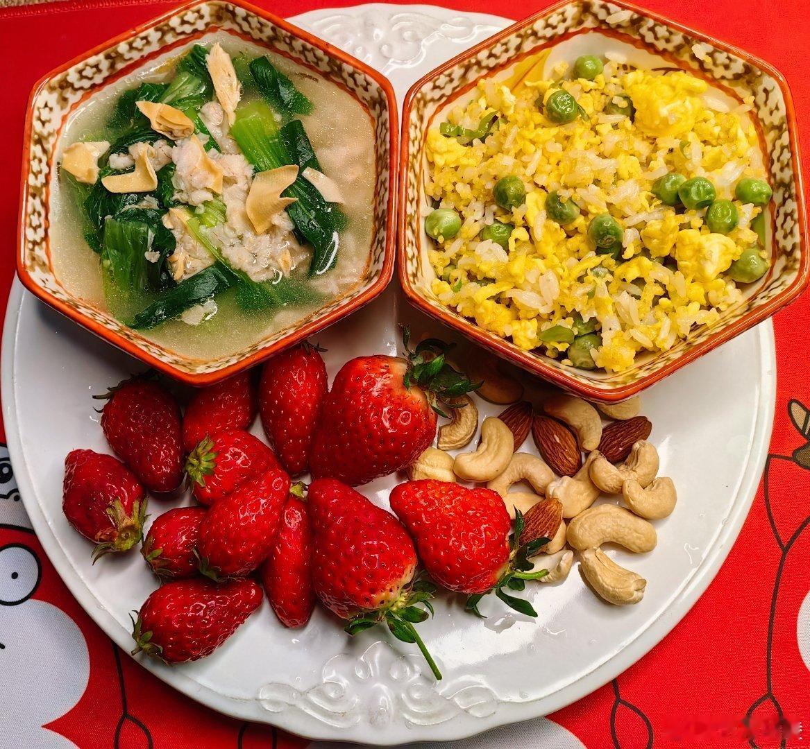 #这个问题吃什么# 上面是早餐：蛋炒豌豆二米饭，人均一个半鸡蛋，（一个低胆固醇蛋