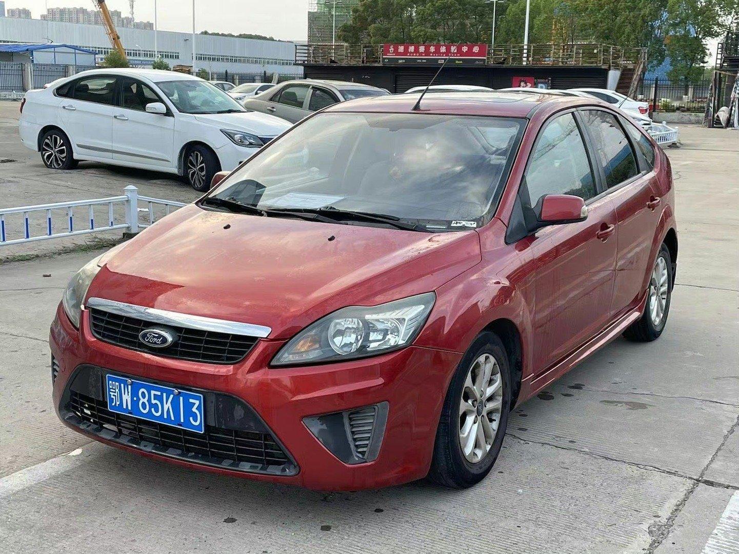 出一台大学同学的自用车 2012年的两箱福克斯 1.8L 自动挡9万多公里，原版