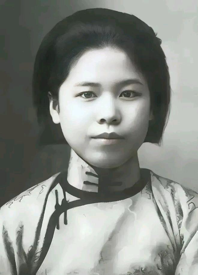 1947年，特务将杨虎城的夫人谢葆真牢牢捆住，扯下她的裤子后，用针头扎进她的大腿