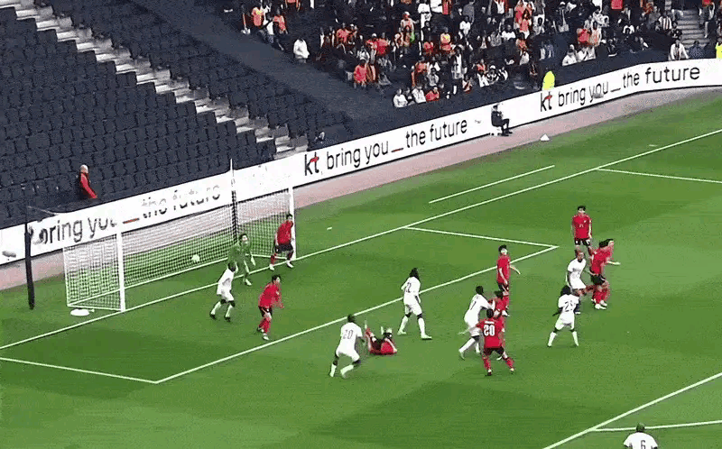 国际足球 孙兴慜也是目瞪口呆——自家队友头球解围失误，最终导致禁区内混战之后韩国