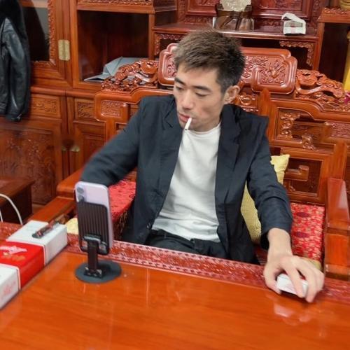 阿四家是徐州的，家里父亲死的早，家里没有顶梁柱，初中辍学迫于无赖，去连云港的码头
