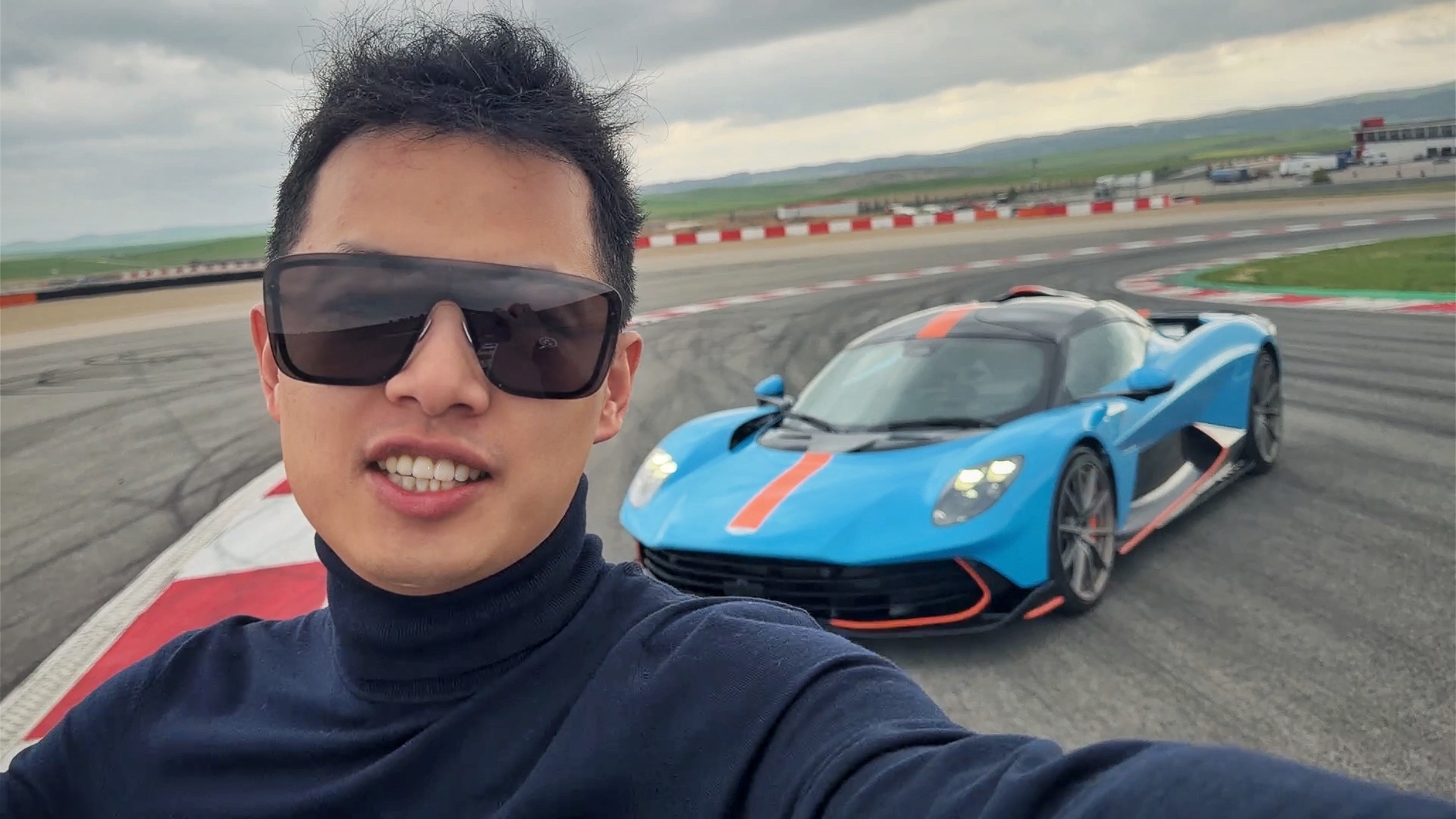 刚才独自占有整条Navarra赛道，和1089匹马力全球限量999台的阿斯顿马丁