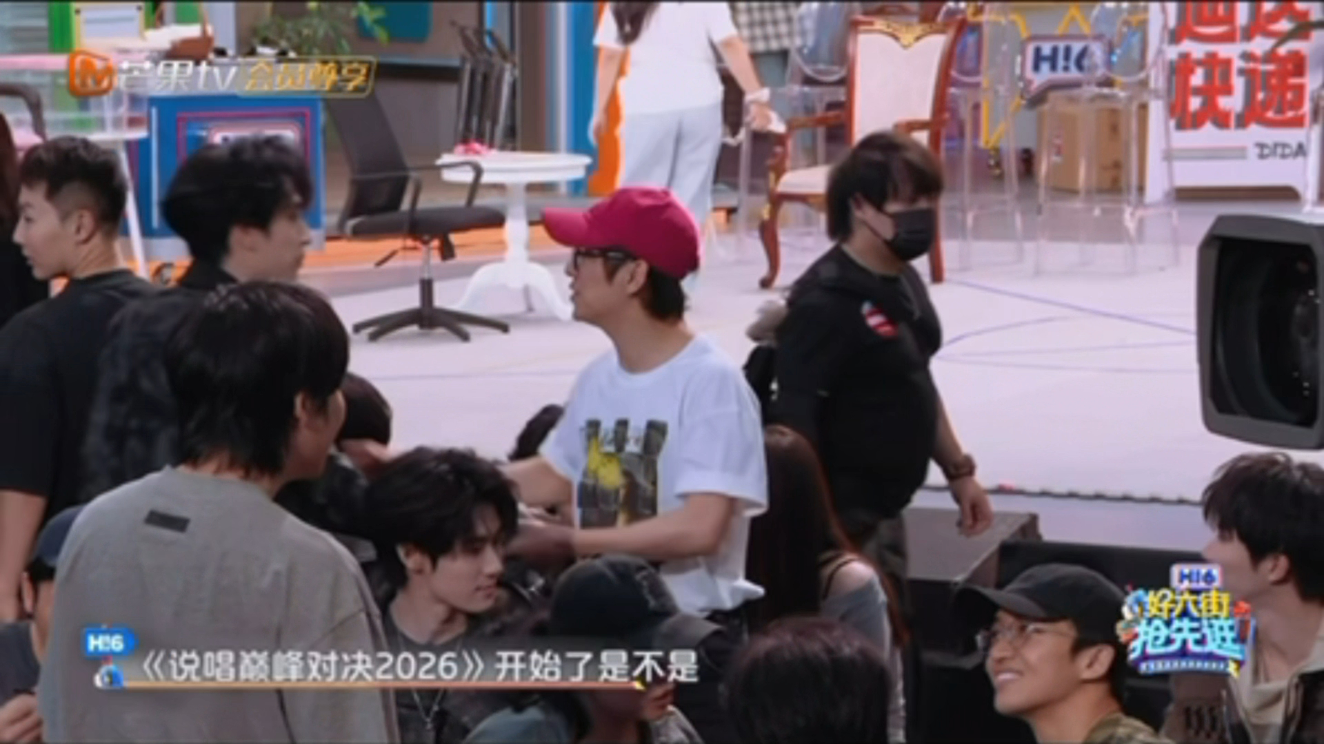 真的会被何老师戳到！老老实实挨个拥抱时代少年团全员，不会冷落任何一位，还牢牢记住