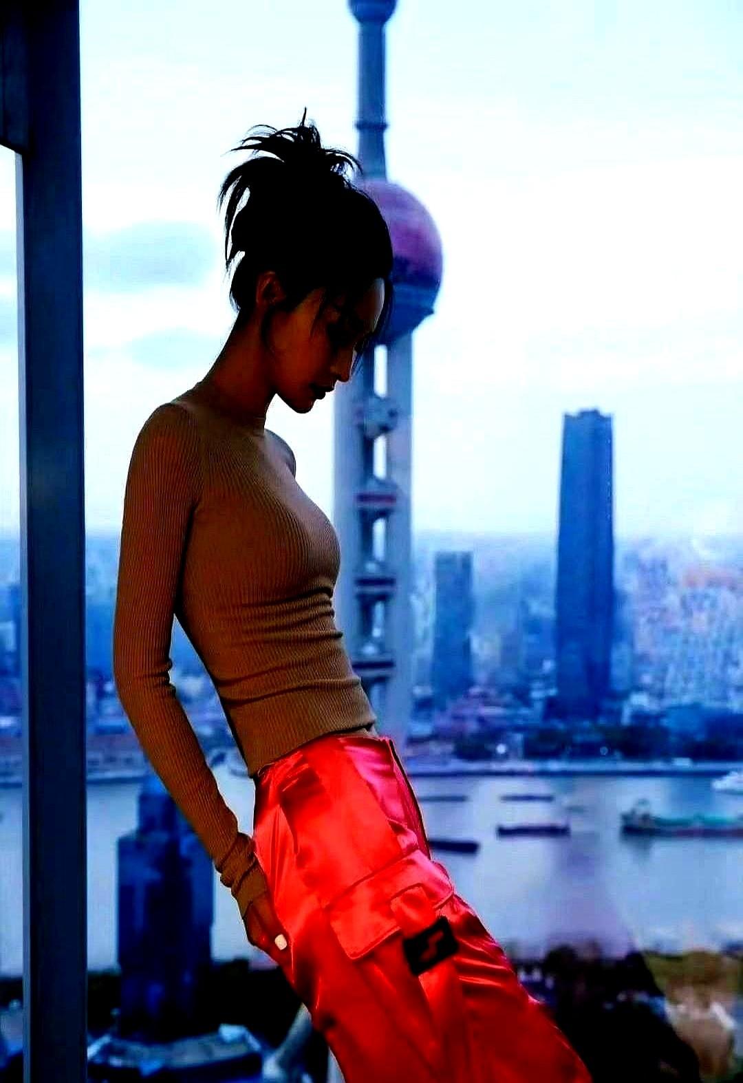 李沁这次穿搭真绝了！

裸色针织衫够清冷，搭条扎眼的亮粉色工装裤，往上海夜里一站