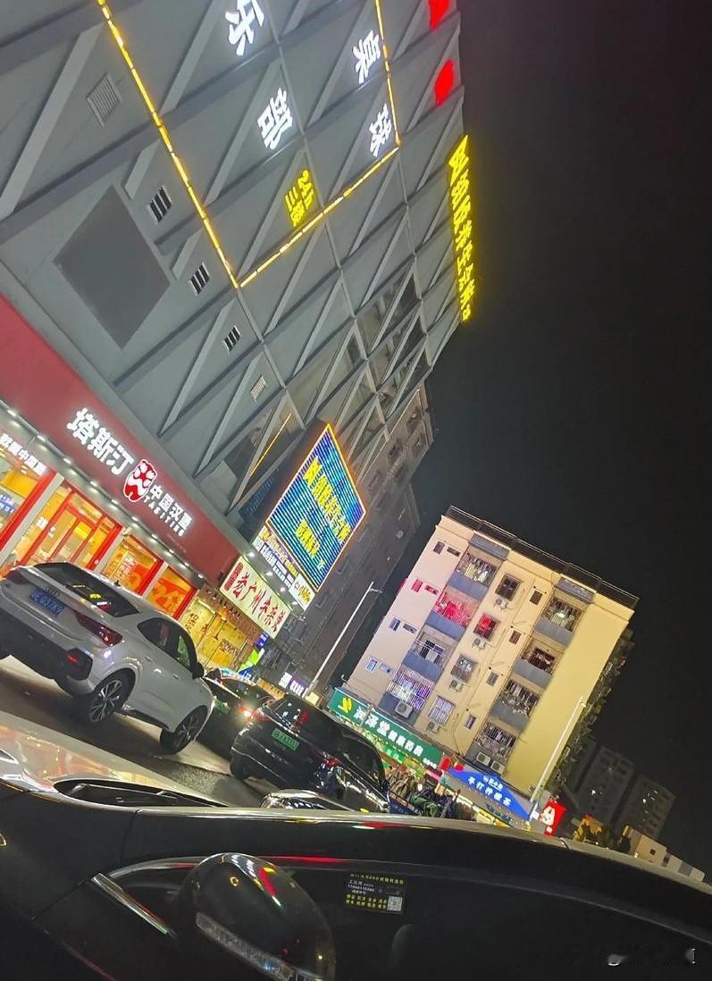 很现实的社会感悟：那些检查为啥总在平民场所，高端会所却鲜有人查？
 
发现一个很