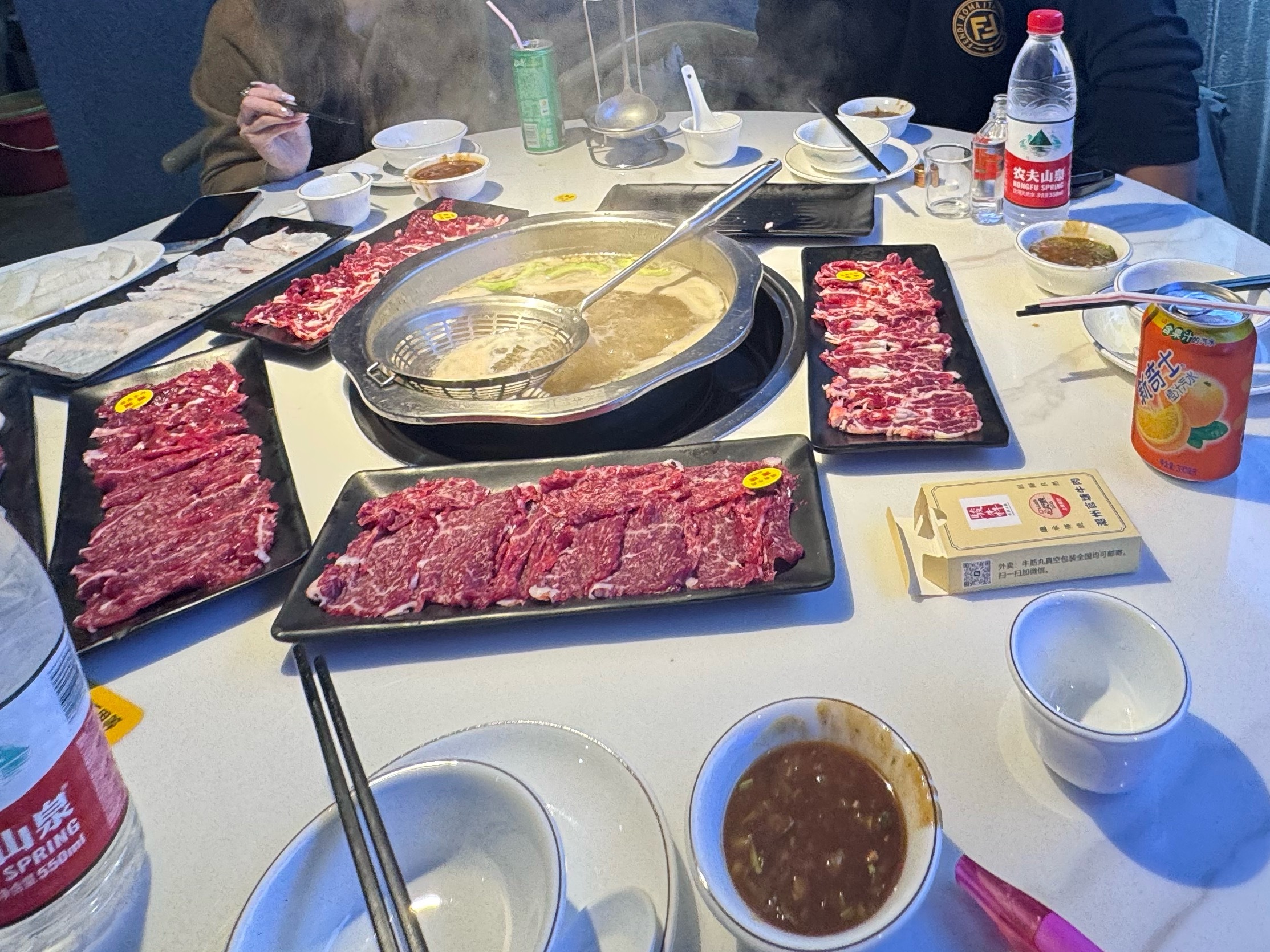 来广州怎么能不吃潮汕牛肉呢4个人干了十多盘秒涮秒吃贼嫩以后不吃潮发了强推这家骏犇