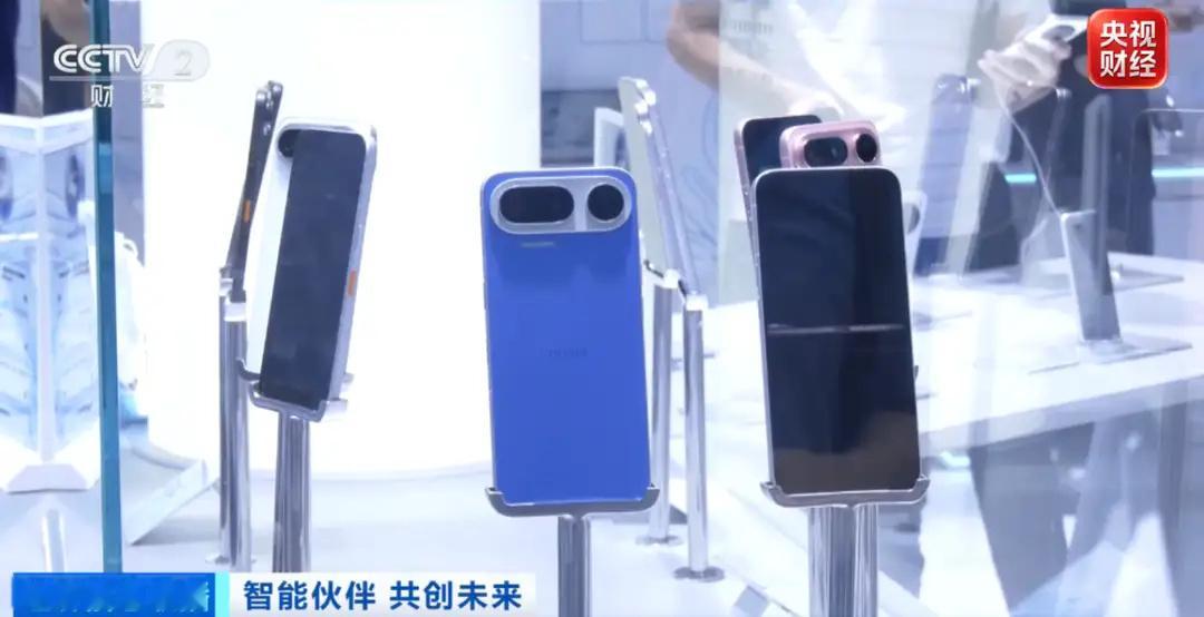 多项AI首发首秀集中亮相WAIC在今年世界人工智能大会的展览现场，超4000款各