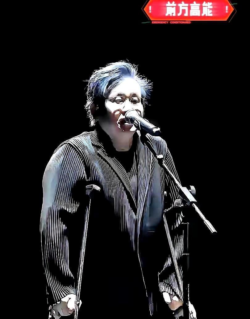 郑智化坐飞机被扒个底朝天，因斥责机场服务没人性。
早年微博被翻出，对歌迷轻视，骂