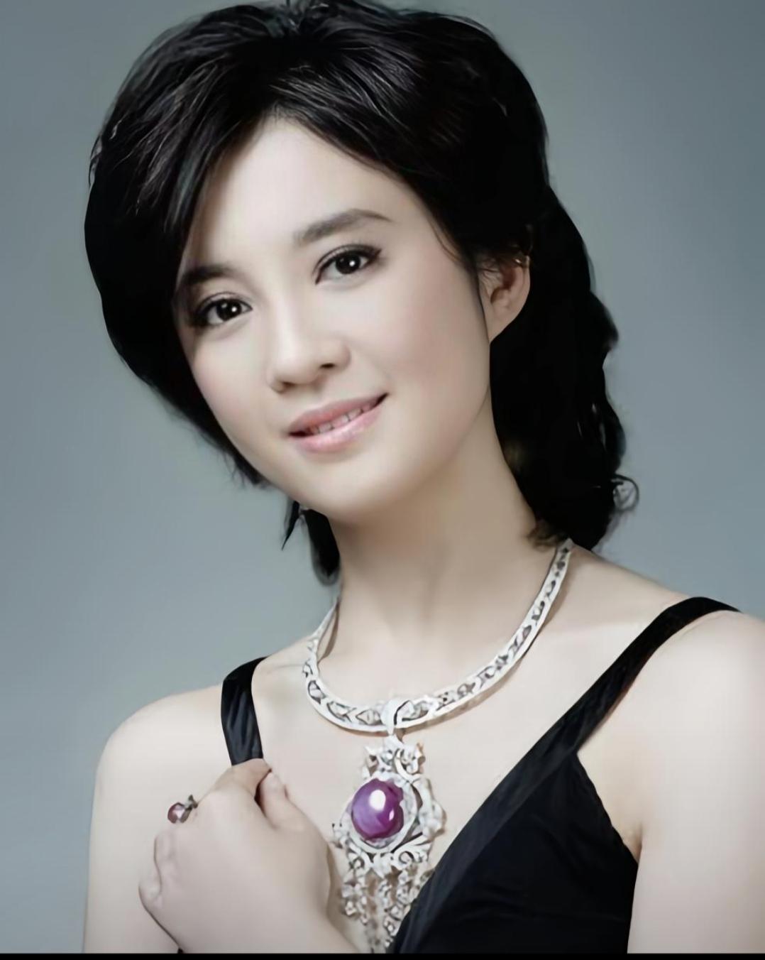 57岁许戈辉：美女主持变粗腿大妈，结婚21年感情稳定，难再回荧幕娱乐 明星