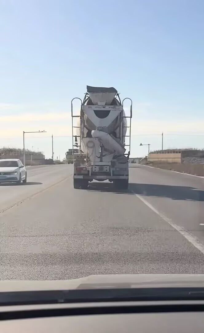 去吃饭，保安师傅指挥我停车，可是我是自动泊车，停完了他还表扬我，你停得还可以