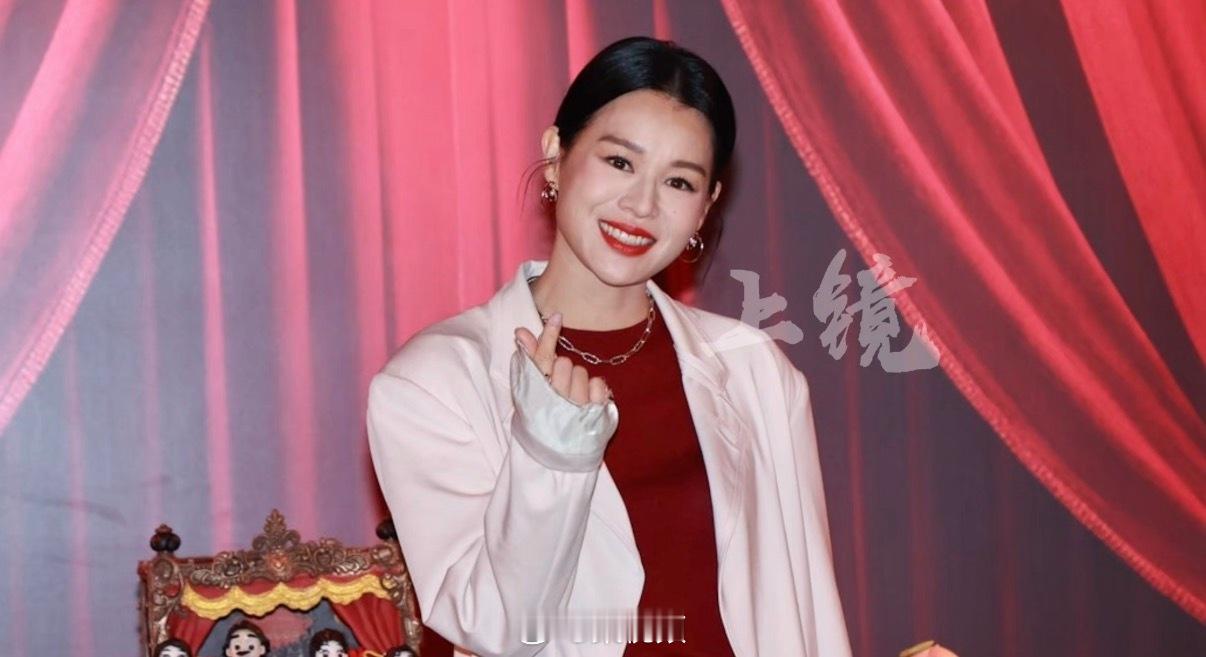 【胡杏儿回应李施嬅车崇健上节目】胡杏儿谈李施嬅车崇健 10月25日据港媒，当被问
