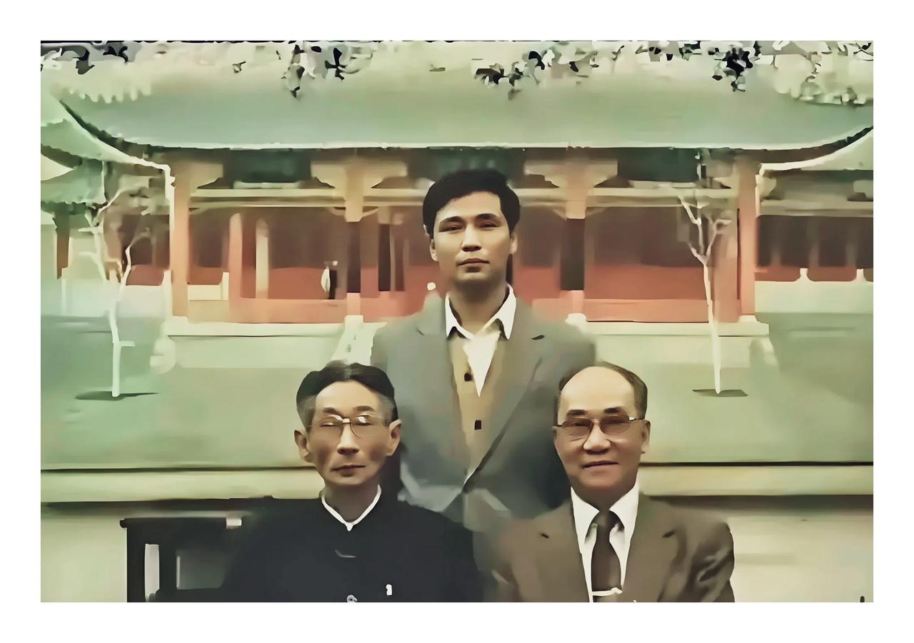 相声史上最伟大的历史瞬间！
1986年，侯宝林带拉马志明，少马爷正式拜入朱阔泉门