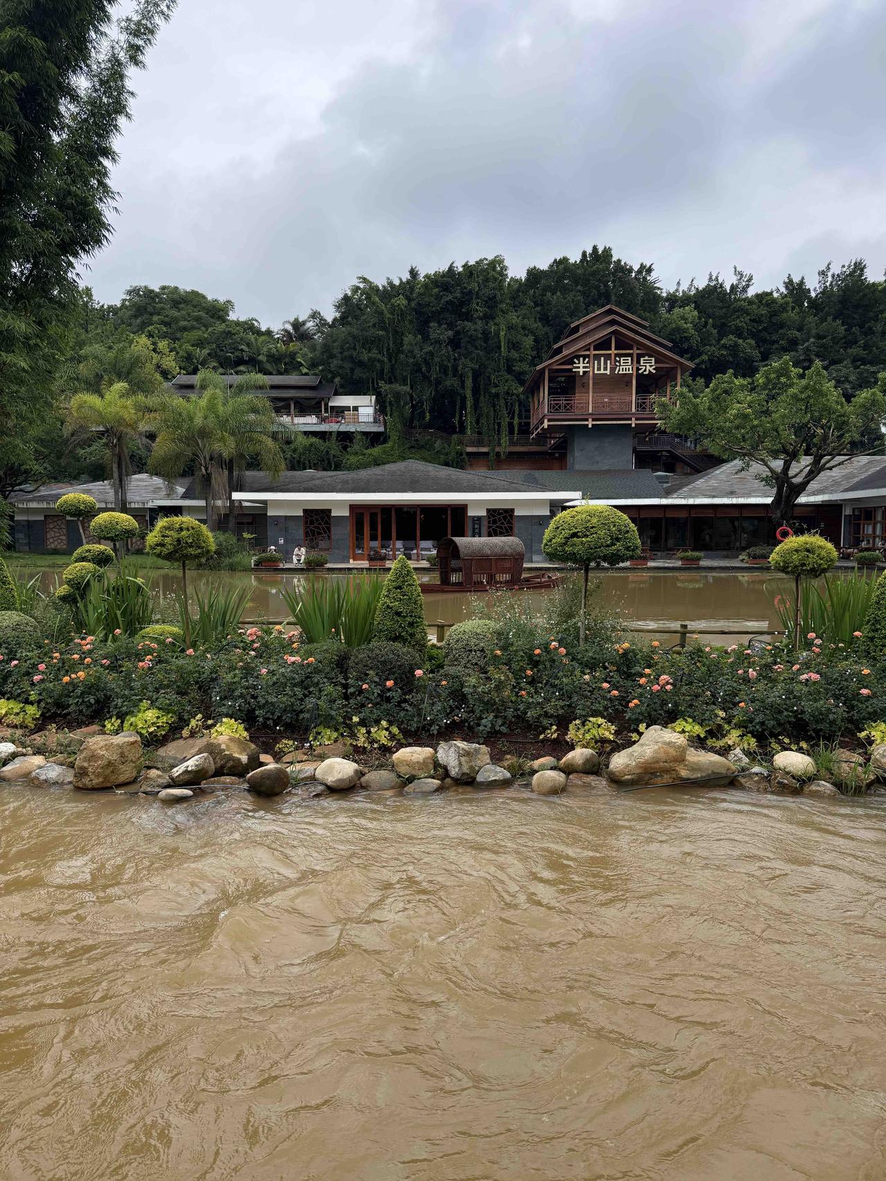避暑胜地。
弥勒半山温泉汇。