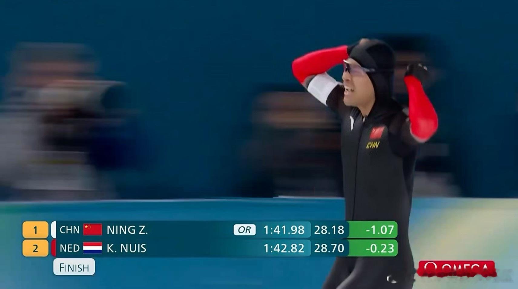 距离金牌还有一组。。。宁忠岩打破奥运纪录宁忠岩1分41秒98米兰冬奥速度滑冰男子