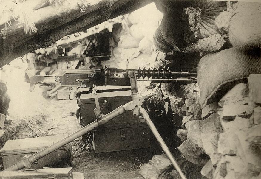 早在倒幕战争时期（1868-1869年），日本就已接触并使用加特林机枪。在实战中