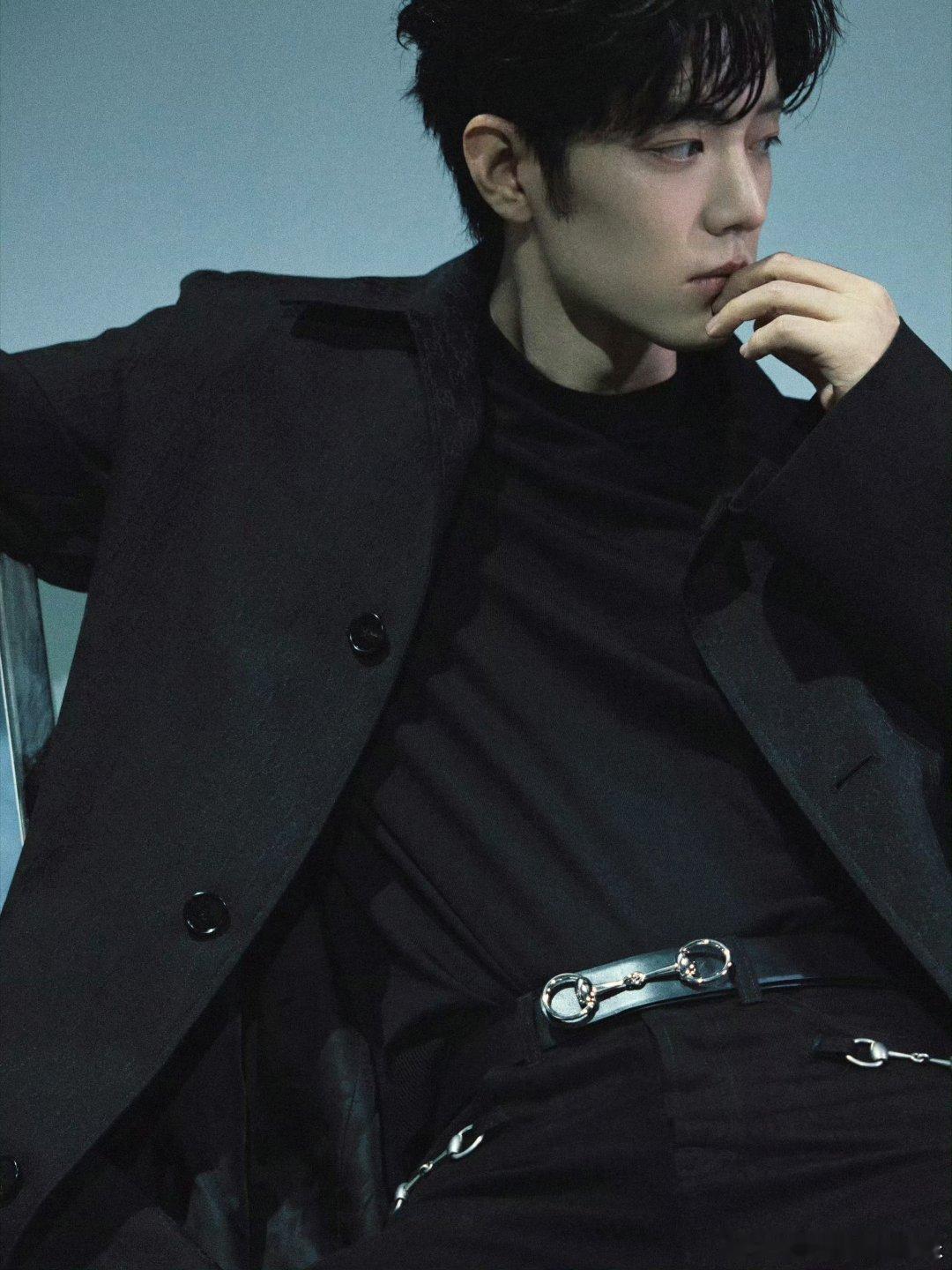 肖战的鼻间痣好像小狐狸棱角分明的轮廓，冷峻又深邃的眉眼，整个人魅力爆棚，我真的顶