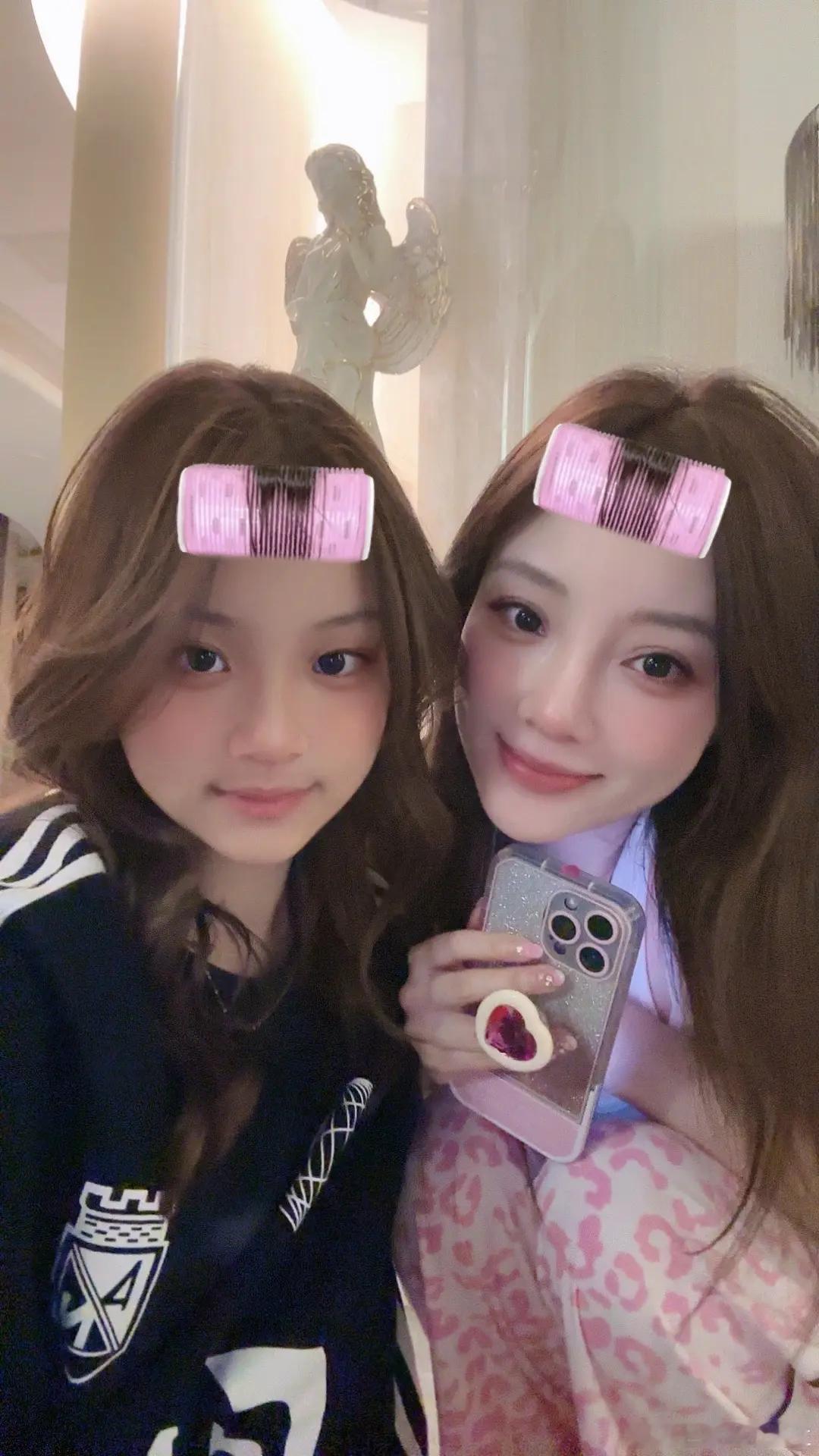 甜馨晒与妈妈合照，好漂亮！母女俩越来越像 ​​​