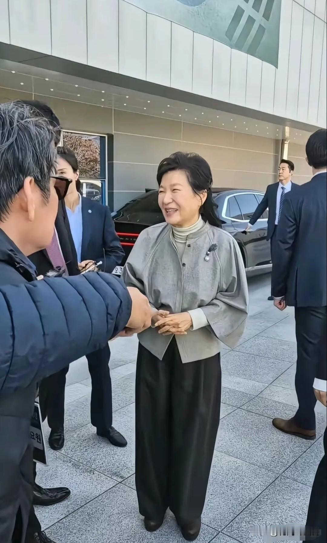 大反转！
尹锡悦被求处死刑，
朴槿惠沉默不语 昔日恩怨终迎…？
 
1月13日韩