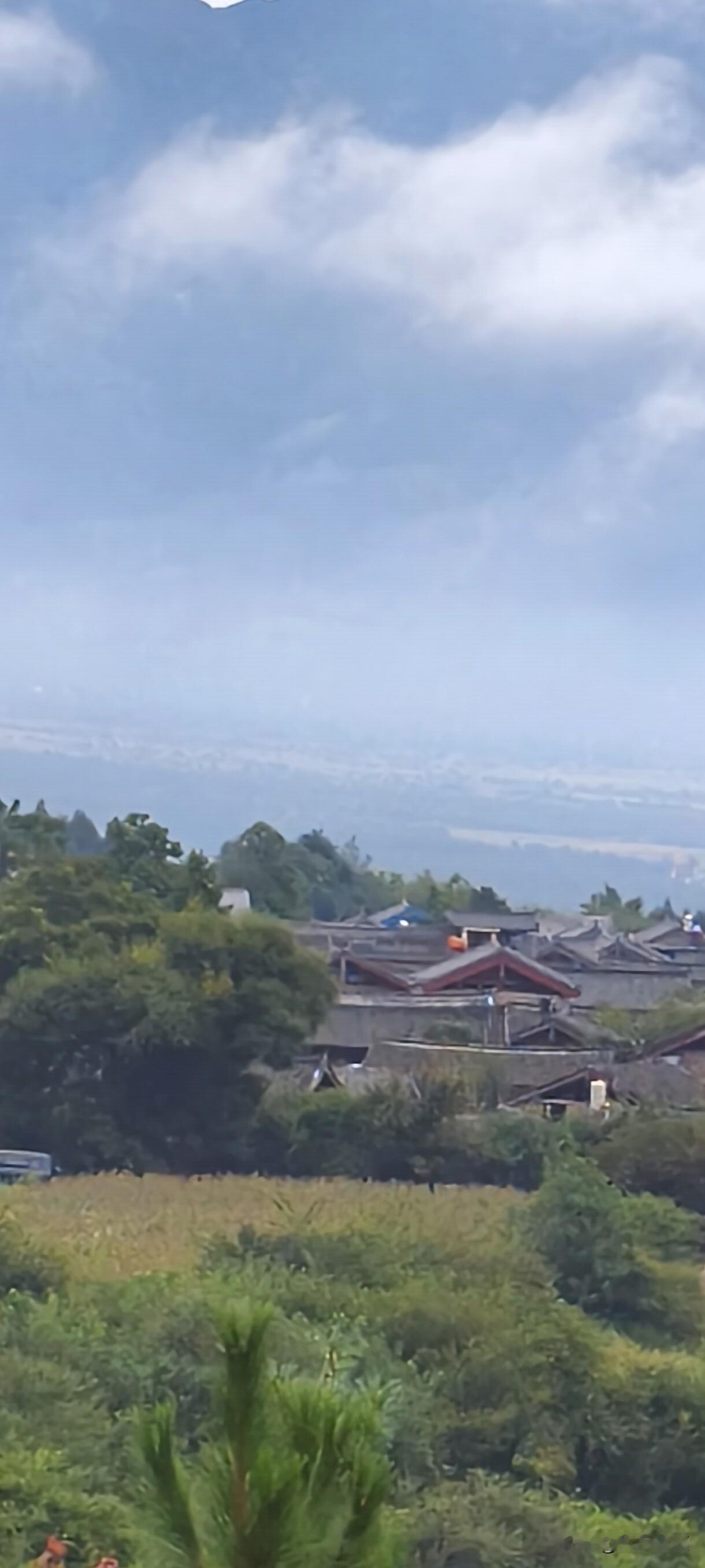 南京这天气真绝了！今天早上阳光灿烂，预报31度，体感却像被裹湿布，浑身黏糊糊。室