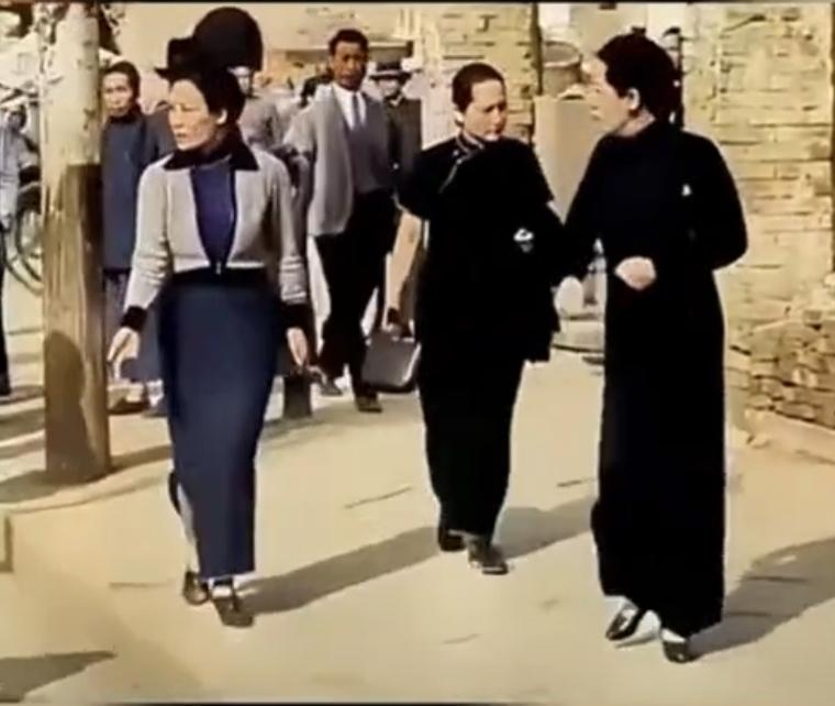 历史老照分享抗战时期宋氏三姐妹一起参加活动，老大老三都穿得是皮鞋，而老二却穿了一