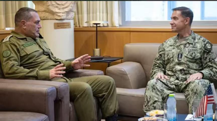 这张照片，左边是以色列国防军总参谋长扎米尔中将，右边是美国中央司令部司令库珀上将