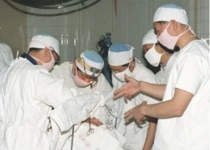 1987 年 4 月 7 日，上海中医药研究院利用气功「外气」麻醉为患者手术。副