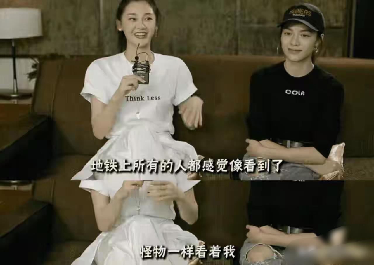 苗苗说自己去试镜《芳华》那会，她穿着海魂衫扎着小辫子坐地铁，因为还是素颜，一进车
