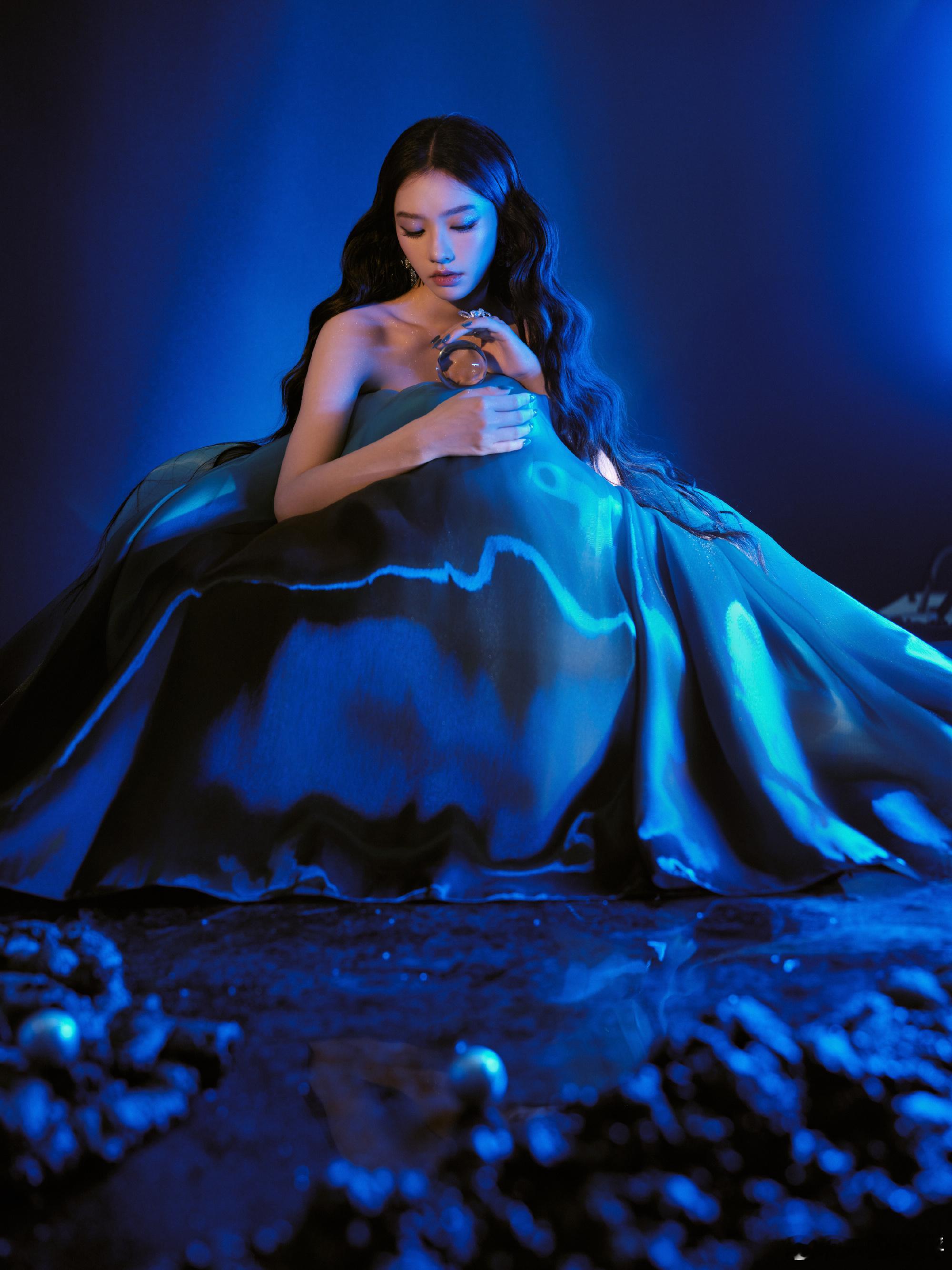 林允深海鲛人林允海洋之女微博视界大会海洋之女踏浪而来，长卷发裹着水光，这组视界大