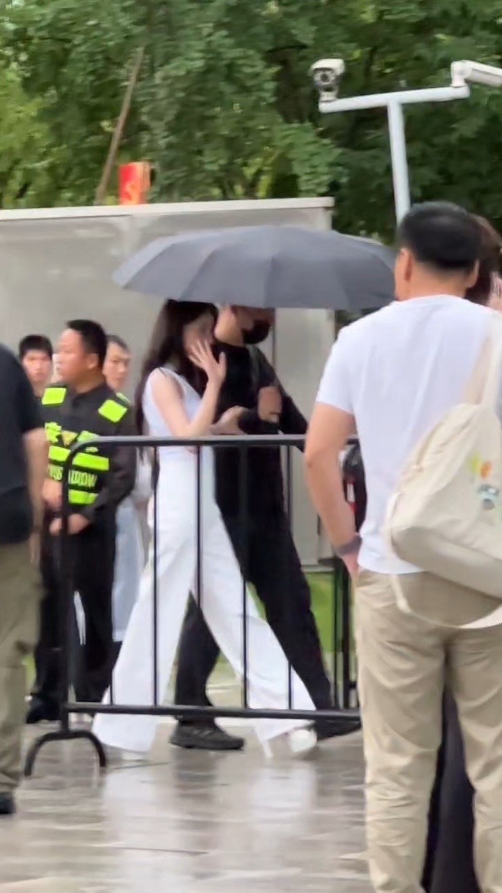 迪丽热巴✖️路虎卫士活动造型路透，今天是黑长直的干练的女强人！还特地让保镖把伞举