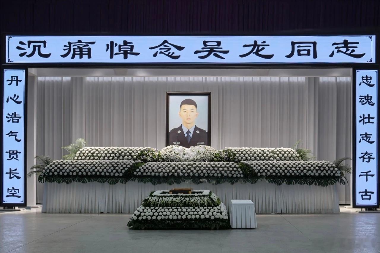 【25岁民警吴龙同志为保护群众与持刀歹徒殊死搏斗 在制服歹徒后因失血过多壮烈牺牲
