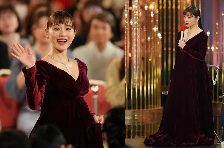 石原里美怀二胎后首亮相石原里美二胎孕肚 昨日，石原里美在官宣怀二胎后首亮相日本电
