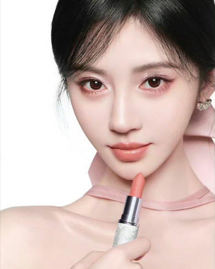 化妆师华天崎晒出了鞠婧祎的最新蝴蝶妆，咱鞠姐不愧是美妆风向标啊，眼周采用粉紫色细