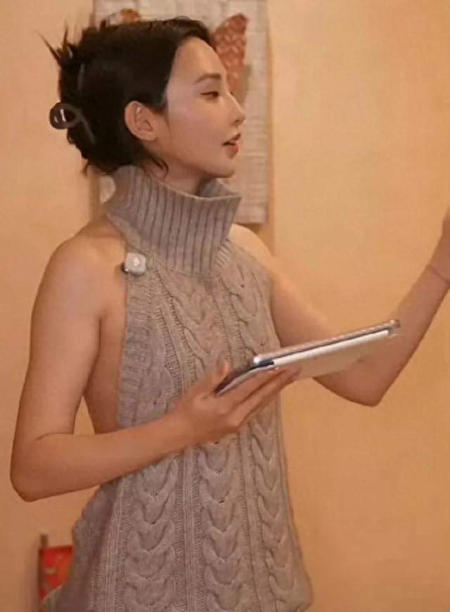 彭小苒直播走光：弹幕刷屏提醒，为何现场无人响应？