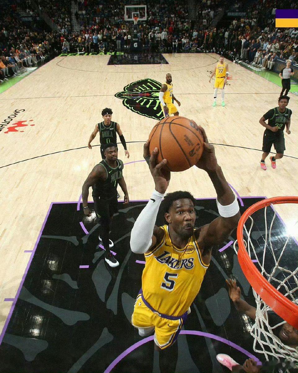 如果不看比赛，只刷互联网视频和评论，直观感受湖人队最近表现并不好，艾顿不是受伤，