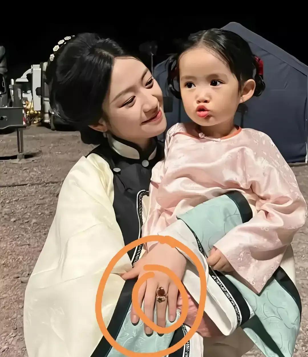 大结局刚播完，观众全被白依梅手上的两枚戒指闪了眼。
李成刚自刎，尸骨未寒，白依