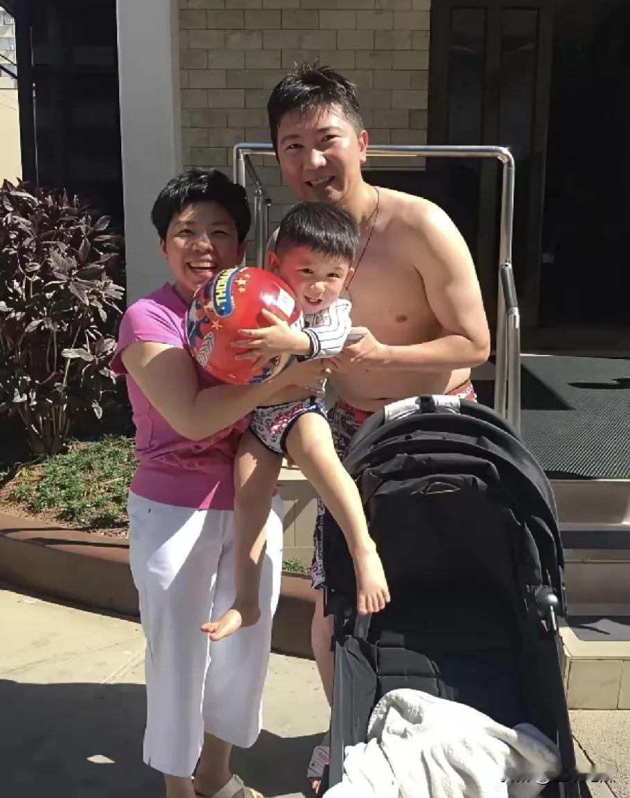 邓亚萍对小孩的喜爱那真是溢于言表，看她抱着别人小孩那高兴样就知道啦。其实她对自己