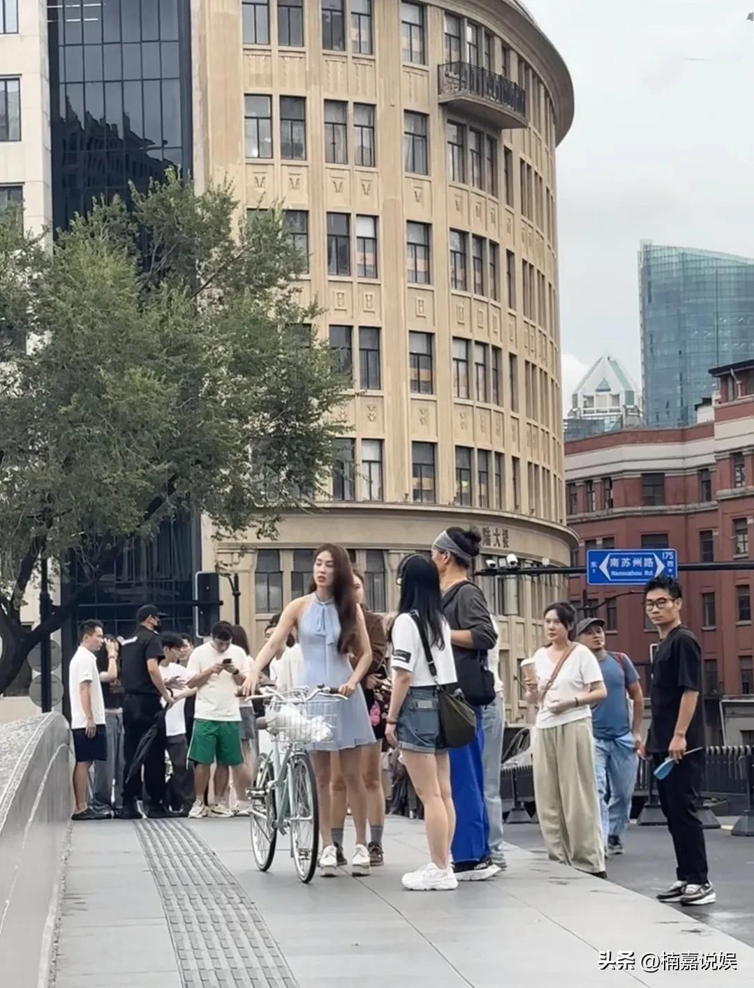 原来黄圣依现实中个子一点也不高。
黄圣依录节目，穿着蓝色无袖连衣裙，长发披肩，皮