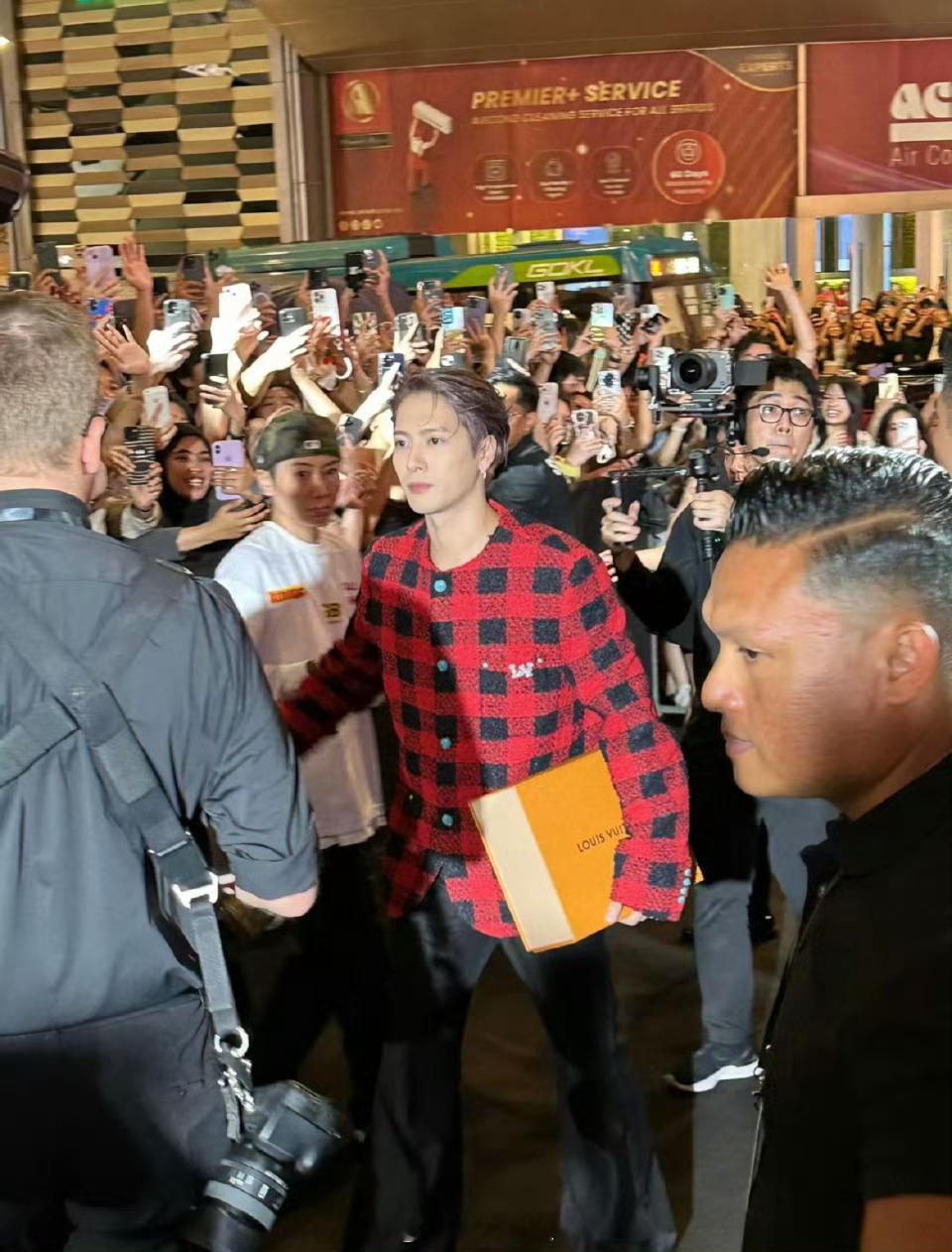 王嘉尔给粉丝送了LV包包，这得好几万吧？ ​​​