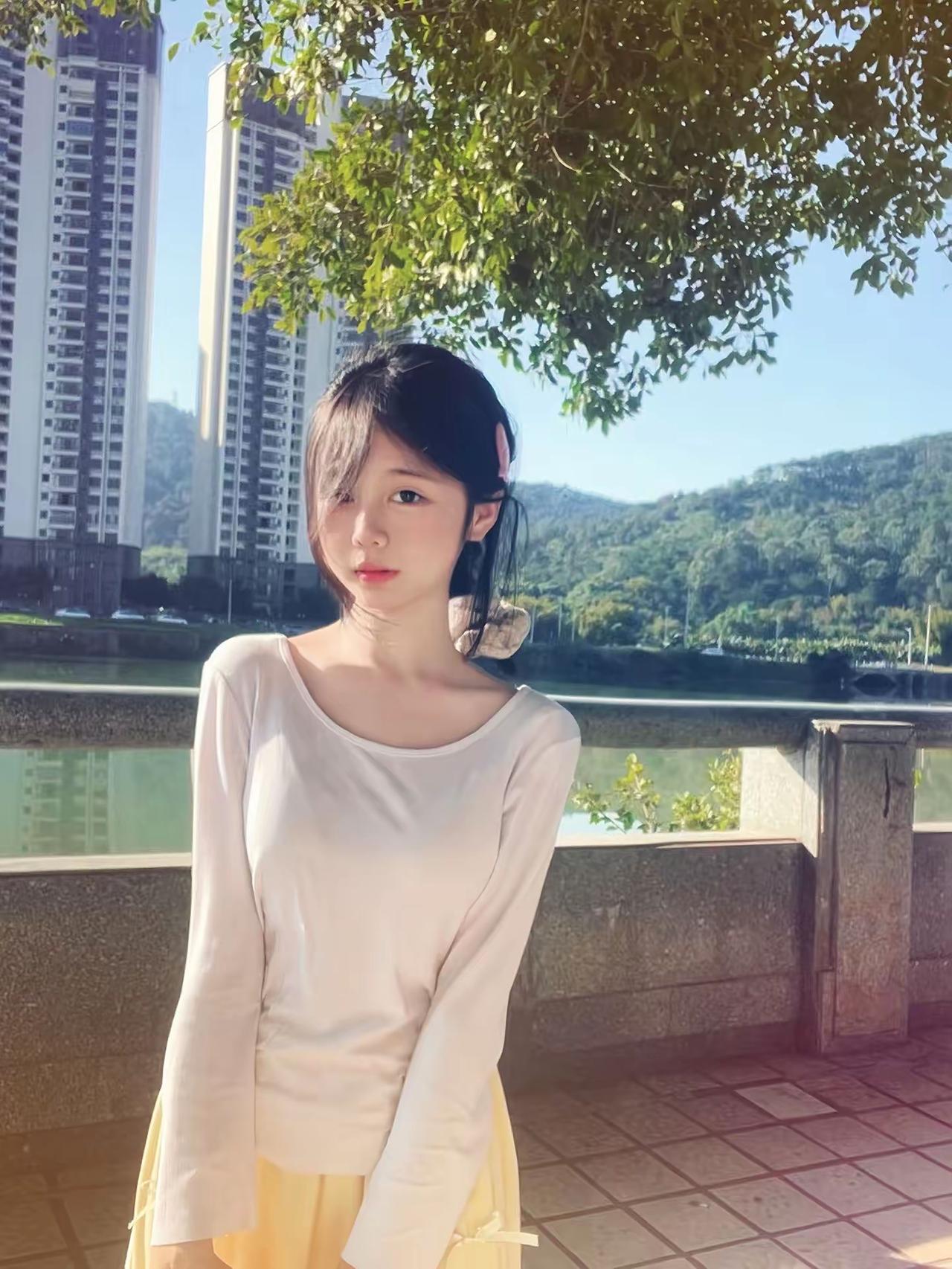 阳光下的少女，城市与自然的完美融合。