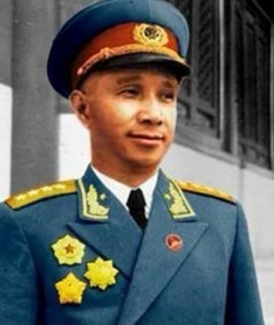 1949年4月，南京城刚刚解放，军管会门口，一张张分房名单贴在墙上，许多大院被安