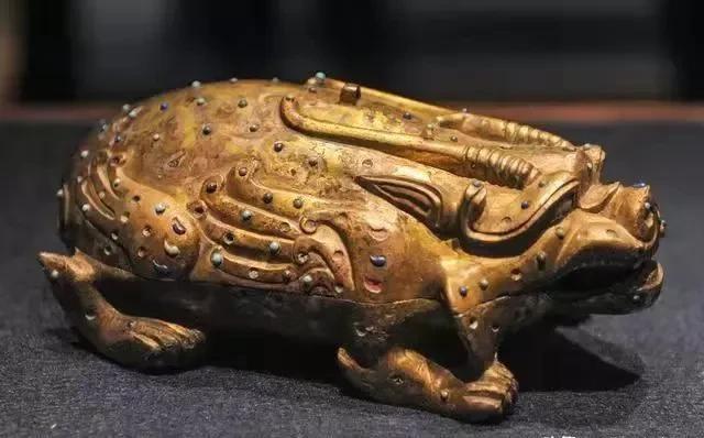 1970年，江苏徐州李大爷砍柴回家路上，不小心被一只“金蟾蜍”绊倒，他把“金蟾蜍