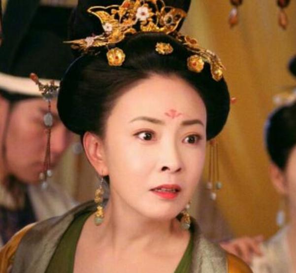 1425年，朱高炽临终前对张皇后说：“我要5个后妃陪葬。”张皇后点头表示明白，转